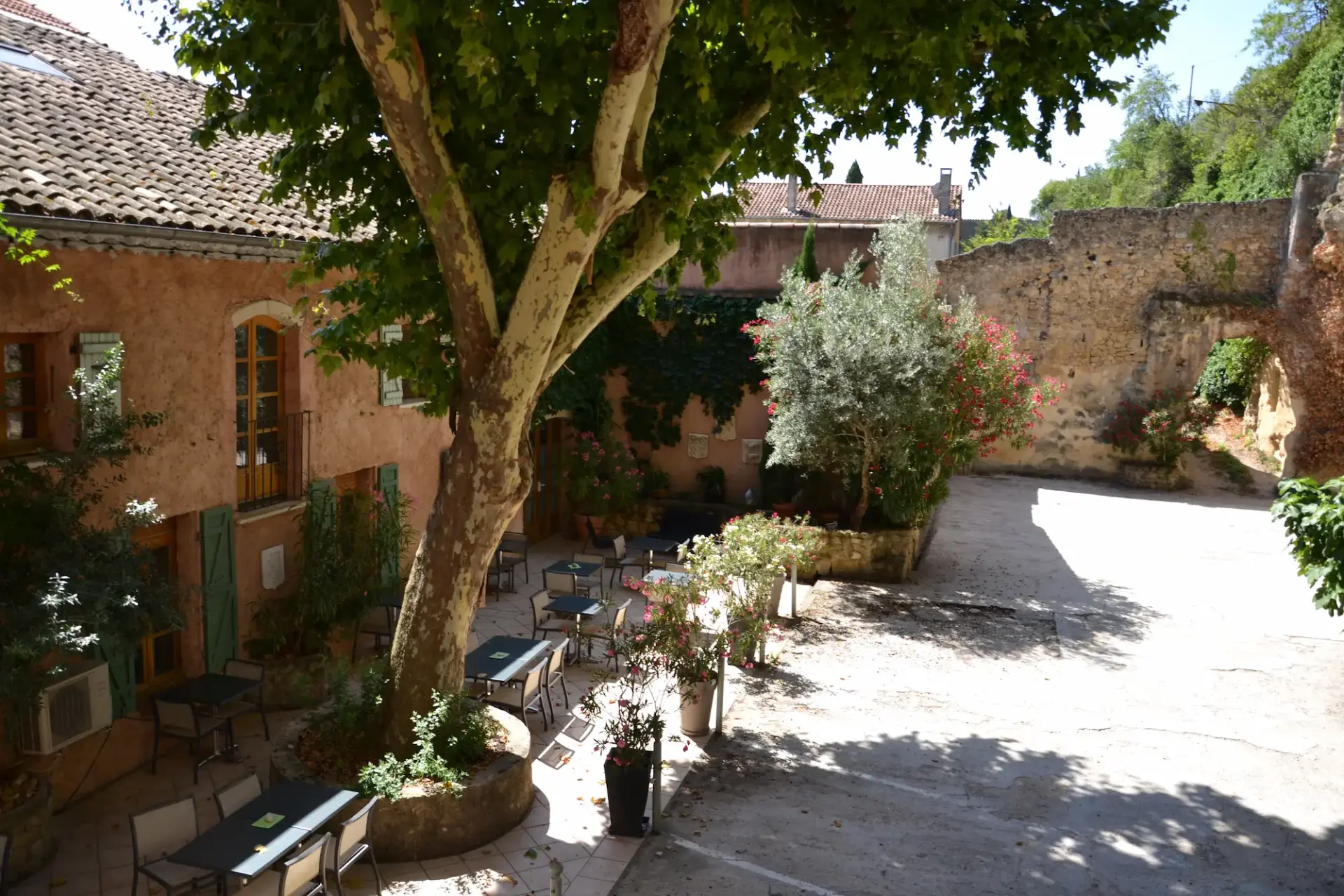 Terrasse de l'Hôtel Saint-Jean à Orange